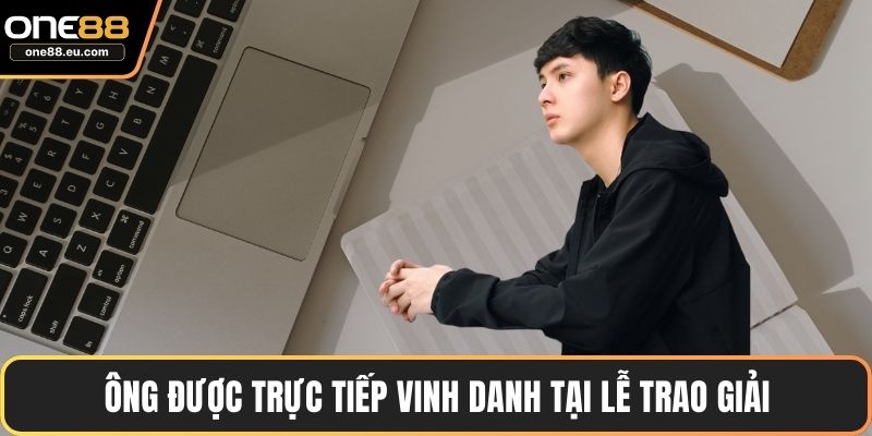 Ông được trực tiếp vinh danh tại lễ trao giải
